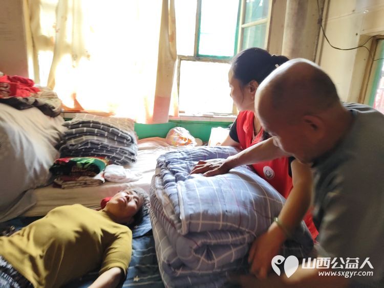 介休市敬老协会在义棠镇义棠村入户去年危房改造过的74岁低保监测户李根明家中清理卫生包饺子 - 第20张 - 山西公益人 介休市敬老协会在义棠镇义棠村入户去年危房改造过的74岁低保监测户李根明家中清理卫生包饺子 - 第20张