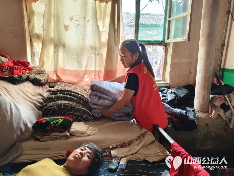 介休市敬老协会在义棠镇义棠村入户去年危房改造过的74岁低保监测户李根明家中清理卫生包饺子 - 第18张 - 山西公益人 介休市敬老协会在义棠镇义棠村入户去年危房改造过的74岁低保监测户李根明家中清理卫生包饺子 - 第18张