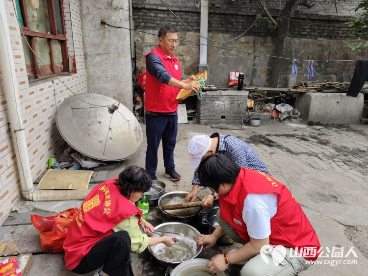 介休市敬老协会在义棠镇义棠村入户去年危房改造过的74岁低保监测户李根明家中清理卫生包饺子 - 第10张 - 山西公益人 介休市敬老协会在义棠镇义棠村入户去年危房改造过的74岁低保监测户李根明家中清理卫生包饺子 - 第10张