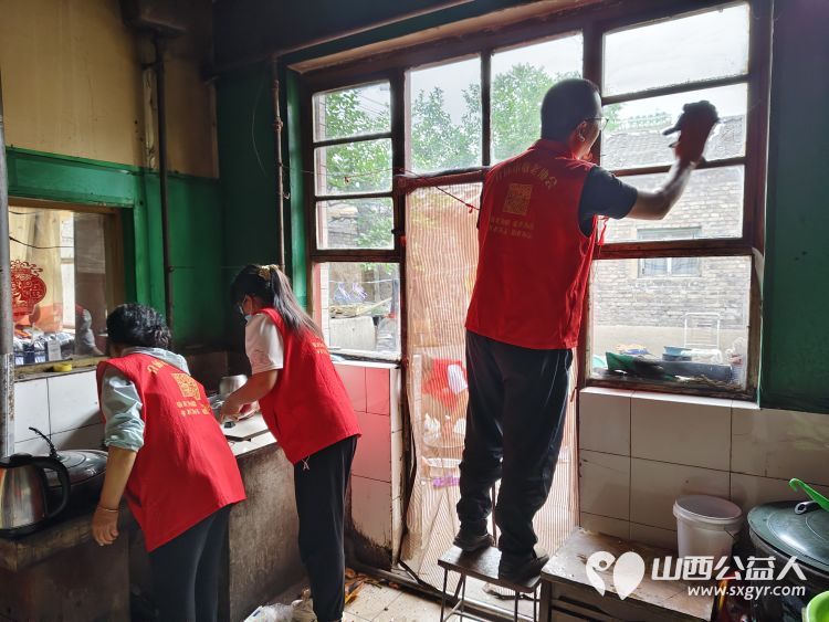 介休市敬老协会在义棠镇义棠村入户去年危房改造过的74岁低保监测户李根明家中清理卫生包饺子 - 第6张 - 山西公益人 介休市敬老协会在义棠镇义棠村入户去年危房改造过的74岁低保监测户李根明家中清理卫生包饺子 - 第6张