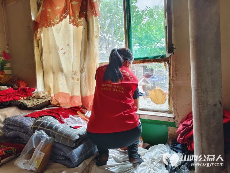 介休市敬老协会在义棠镇义棠村入户去年危房改造过的74岁低保监测户李根明家中清理卫生包饺子 - 第4张 - 山西公益人 介休市敬老协会在义棠镇义棠村入户去年危房改造过的74岁低保监测户李根明家中清理卫生包饺子 - 第4张