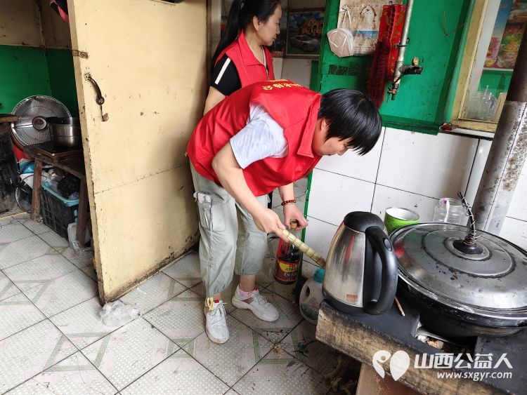 介休市敬老协会在义棠镇义棠村入户去年危房改造过的74岁低保监测户李根明家中清理卫生包饺子 - 第8张 - 山西公益人 介休市敬老协会在义棠镇义棠村入户去年危房改造过的74岁低保监测户李根明家中清理卫生包饺子 - 第8张