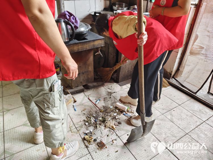 介休市敬老协会在义棠镇义棠村入户去年危房改造过的74岁低保监测户李根明家中清理卫生包饺子 - 第9张 - 山西公益人 介休市敬老协会在义棠镇义棠村入户去年危房改造过的74岁低保监测户李根明家中清理卫生包饺子 - 第9张