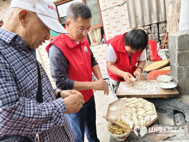 介休市敬老协会在义棠镇义棠村入户去年危房改造过的74岁低保监测户李根明家中清理卫生包饺子 - 第12张 - 山西公益人 介休市敬老协会在义棠镇义棠村入户去年危房改造过的74岁低保监测户李根明家中清理卫生包饺子 - 第12张