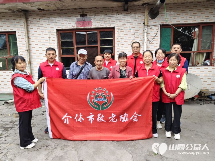 介休市敬老协会在义棠镇义棠村入户去年危房改造过的74岁低保监测户李根明家中清理卫生包饺子 - 第1张 - 山西公益人 介休市敬老协会在义棠镇义棠村入户去年危房改造过的74岁低保监测户李根明家中清理卫生包饺子 - 第1张