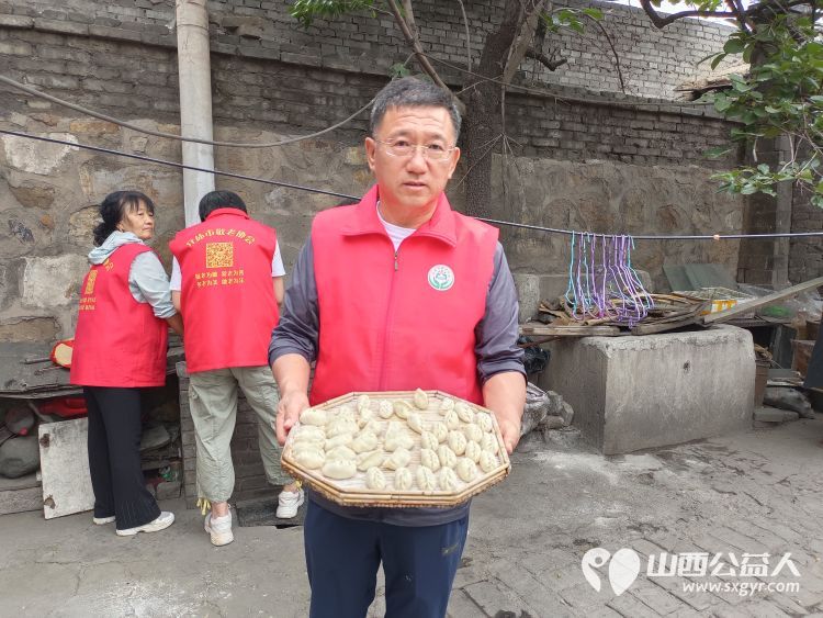 介休市敬老协会在义棠镇义棠村入户去年危房改造过的74岁低保监测户李根明家中清理卫生包饺子 - 第13张 - 山西公益人 介休市敬老协会在义棠镇义棠村入户去年危房改造过的74岁低保监测户李根明家中清理卫生包饺子 - 第13张