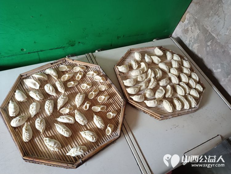 介休市敬老协会在义棠镇义棠村入户去年危房改造过的74岁低保监测户李根明家中清理卫生包饺子 - 第16张 - 山西公益人 介休市敬老协会在义棠镇义棠村入户去年危房改造过的74岁低保监测户李根明家中清理卫生包饺子 - 第16张