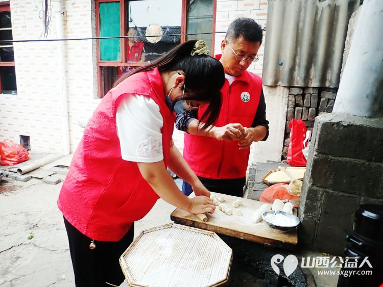 介休市敬老协会在义棠镇义棠村入户去年危房改造过的74岁低保监测户李根明家中清理卫生包饺子 - 第15张 - 山西公益人 介休市敬老协会在义棠镇义棠村入户去年危房改造过的74岁低保监测户李根明家中清理卫生包饺子 - 第15张