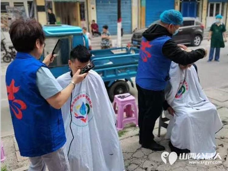 长治小雨点公益协会的志愿者们到雨花斋为老人义务帮厨义务理发活动 - 第2张 - 山西公益人 长治小雨点公益协会的志愿者们到雨花斋为老人义务帮厨义务理发活动 - 第2张