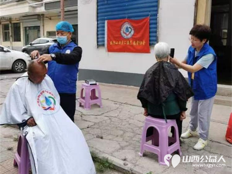长治小雨点公益协会的志愿者们到雨花斋为老人义务帮厨义务理发活动 - 第3张 - 山西公益人 长治小雨点公益协会的志愿者们到雨花斋为老人义务帮厨义务理发活动 - 第3张