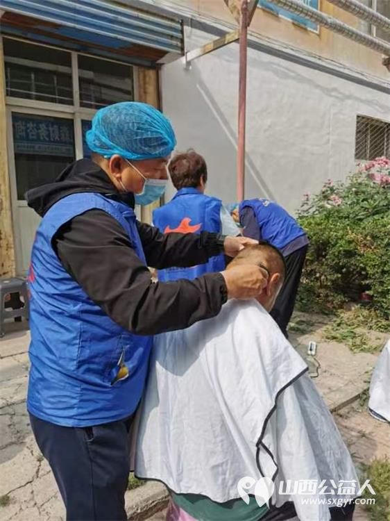 长治小雨点公益协会的志愿者们到雨花斋为老人义务帮厨义务理发活动 - 第8张 - 山西公益人 长治小雨点公益协会的志愿者们到雨花斋为老人义务帮厨义务理发活动 - 第8张