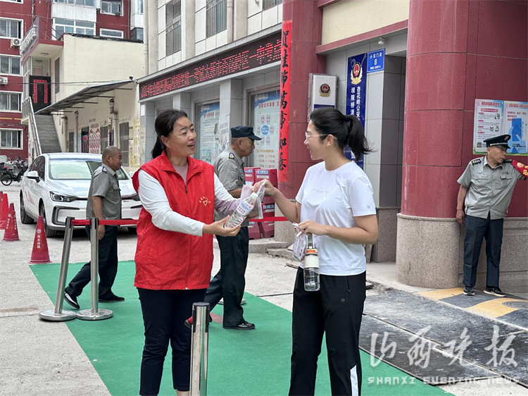 太原市杏花岭区杏花红志愿服务中心联合几个社区和爱心志愿服务单位在太原市第34中学、太原市交通学校分别开展高考爱心送水公益活动 - 第3张