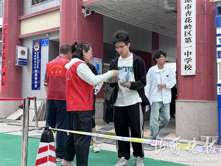 太原市杏花岭区杏花红志愿服务中心联合几个社区和爱心志愿服务单位在太原市第34中学、太原市交通学校分别开展高考爱心送水公益活动 - 第4张