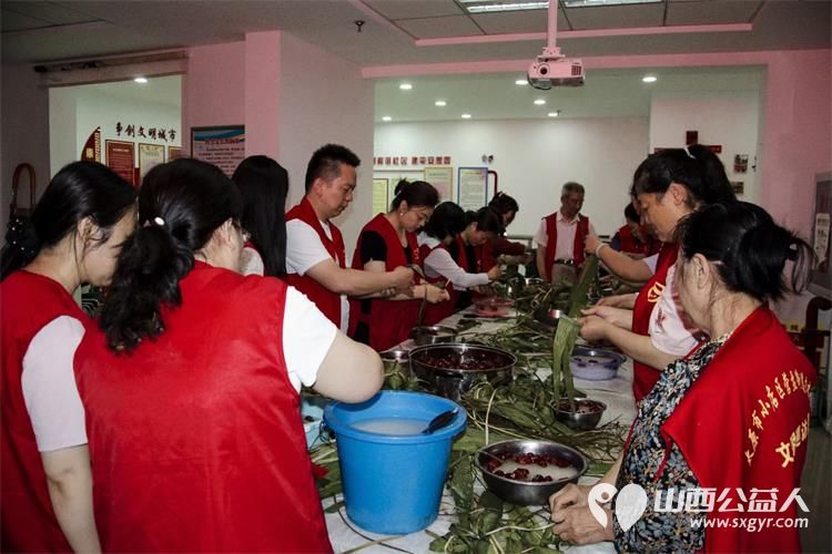 端午节到来之际，太原市小店区营盘街道南内环街二社区开展特色包粽子活动社区工作人员居民群众积极参加 - 第3张