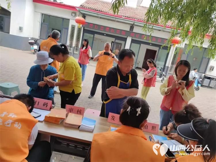 长治市阳光困境儿童帮扶协会长治市红十字会潞安爱心服务队走进侯堡社区给老人们发放黄手环 - 第9张 - 山西公益人 长治市阳光困境儿童帮扶协会长治市红十字会潞安爱心服务队走进侯堡社区给老人们发放黄手环 - 第9张