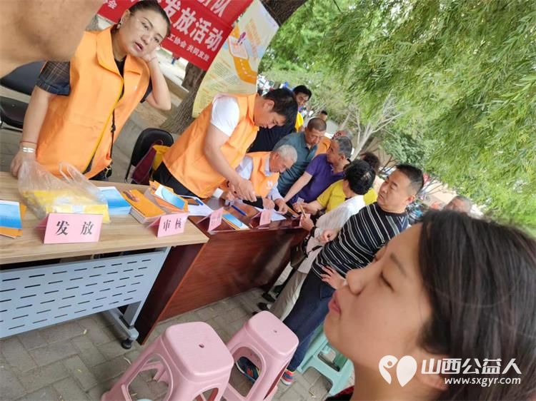 长治市阳光困境儿童帮扶协会长治市红十字会潞安爱心服务队走进侯堡社区给老人们发放黄手环 - 第8张 - 山西公益人 长治市阳光困境儿童帮扶协会长治市红十字会潞安爱心服务队走进侯堡社区给老人们发放黄手环 - 第8张