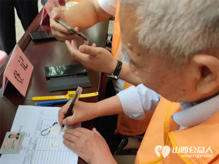 长治市阳光困境儿童帮扶协会长治市红十字会潞安爱心服务队走进侯堡社区给老人们发放黄手环 - 第7张 - 山西公益人 长治市阳光困境儿童帮扶协会长治市红十字会潞安爱心服务队走进侯堡社区给老人们发放黄手环 - 第7张