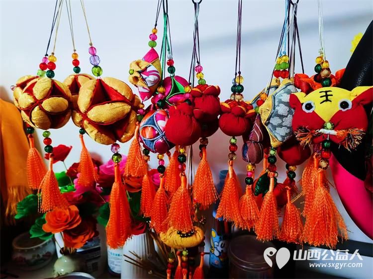 小店区营盘街道南内环二社区民间巧匠郭老师邀请辖区手工爱好者齐聚一堂，共同制作香包 - 第9张