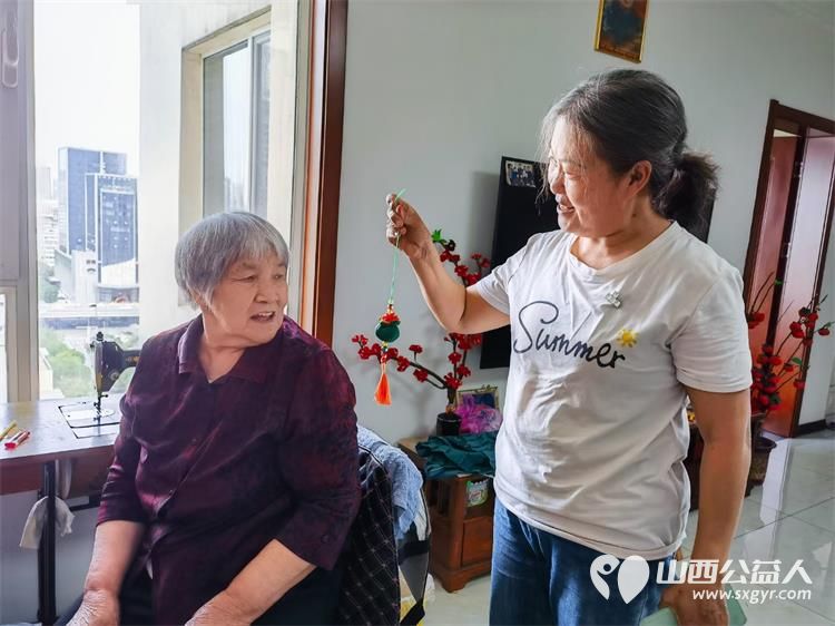 小店区营盘街道南内环二社区民间巧匠郭老师邀请辖区手工爱好者齐聚一堂，共同制作香包 - 第3张