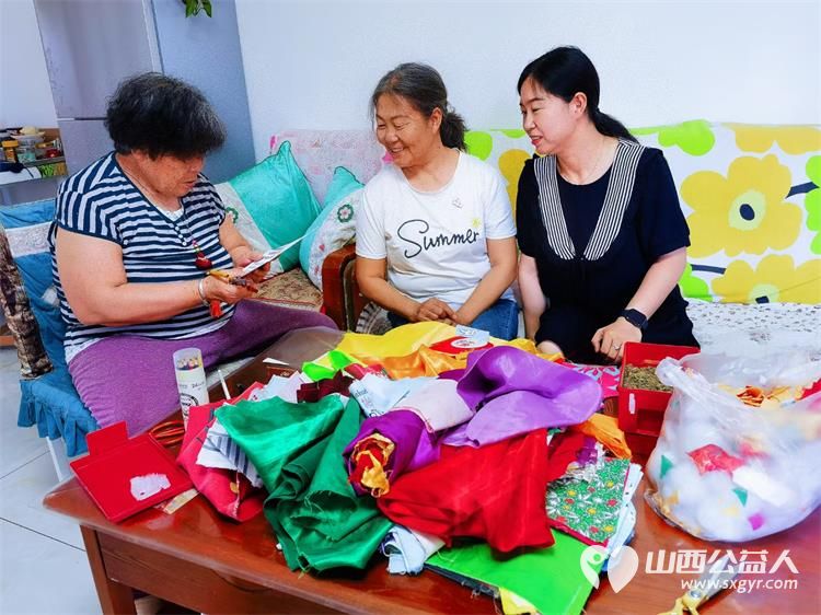 小店区营盘街道南内环二社区民间巧匠郭老师邀请辖区手工爱好者齐聚一堂，共同制作香包 - 第2张