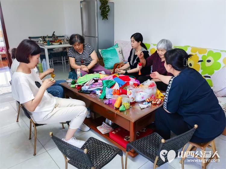 小店区营盘街道南内环二社区民间巧匠郭老师邀请辖区手工爱好者齐聚一堂，共同制作香包 - 第8张
