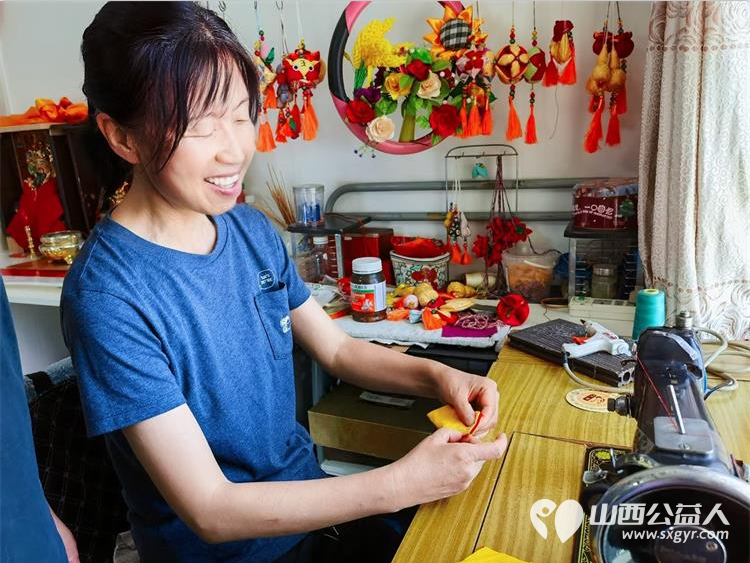 小店区营盘街道南内环二社区民间巧匠郭老师邀请辖区手工爱好者齐聚一堂，共同制作香包 - 第7张