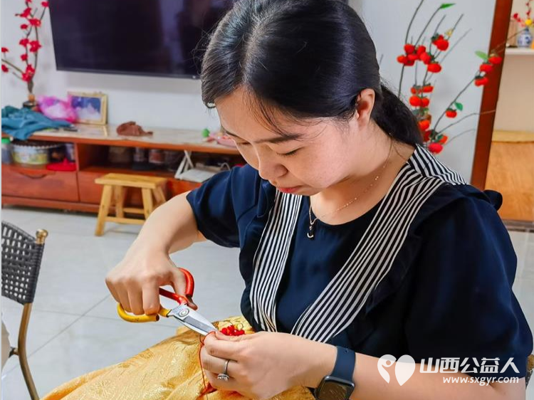 小店区营盘街道南内环二社区民间巧匠郭老师邀请辖区手工爱好者齐聚一堂，共同制作香包 - 第5张