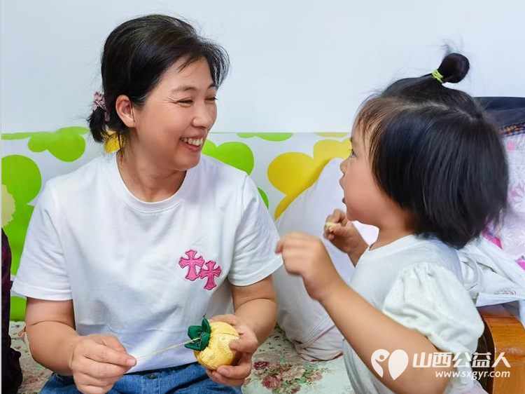 小店区营盘街道南内环二社区民间巧匠郭老师邀请辖区手工爱好者齐聚一堂，共同制作香包 - 第4张