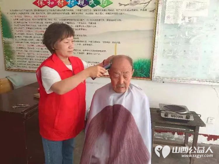 介休市敬老协会敬老爱老助老行动在绵山镇保和村理发和入户83岁特困老人焦国良家中服务 - 第4张 - 山西公益人 介休市敬老协会敬老爱老助老行动在绵山镇保和村理发和入户83岁特困老人焦国良家中服务 - 第4张
