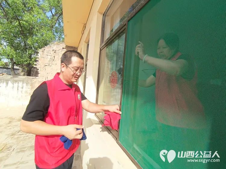 介休市敬老协会敬老爱老助老行动在绵山镇保和村理发和入户83岁特困老人焦国良家中服务 - 第9张 - 山西公益人 介休市敬老协会敬老爱老助老行动在绵山镇保和村理发和入户83岁特困老人焦国良家中服务 - 第9张