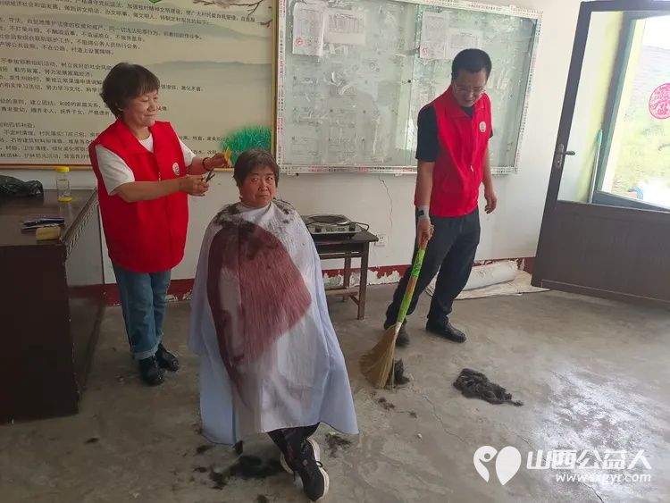 介休市敬老协会敬老爱老助老行动在绵山镇保和村理发和入户83岁特困老人焦国良家中服务 - 第5张 - 山西公益人 介休市敬老协会敬老爱老助老行动在绵山镇保和村理发和入户83岁特困老人焦国良家中服务 - 第5张