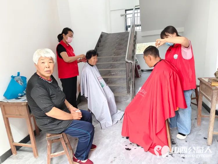 介休市敬老协会在龙凤镇西宋壁村开展“走乡村送温暖公益活动”,此次活动旨在关爱乡村老人 - 第6张 - 山西公益人 介休市敬老协会在龙凤镇西宋壁村开展“走乡村送温暖公益活动”,此次活动旨在关爱乡村老人 - 第6张