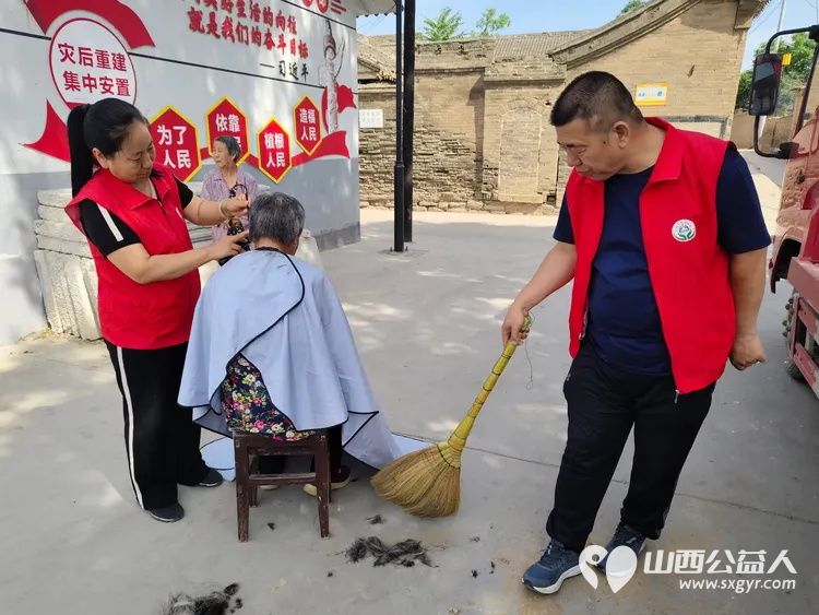 介休市敬老协会在龙凤镇西宋壁村开展“走乡村送温暖公益活动”,此次活动旨在关爱乡村老人 - 第4张 - 山西公益人 介休市敬老协会在龙凤镇西宋壁村开展“走乡村送温暖公益活动”,此次活动旨在关爱乡村老人 - 第4张