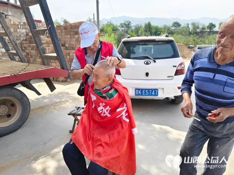 介休市敬老协会在龙凤镇西宋壁村开展“走乡村送温暖公益活动”,此次活动旨在关爱乡村老人 - 第12张 - 山西公益人 介休市敬老协会在龙凤镇西宋壁村开展“走乡村送温暖公益活动”,此次活动旨在关爱乡村老人 - 第12张
