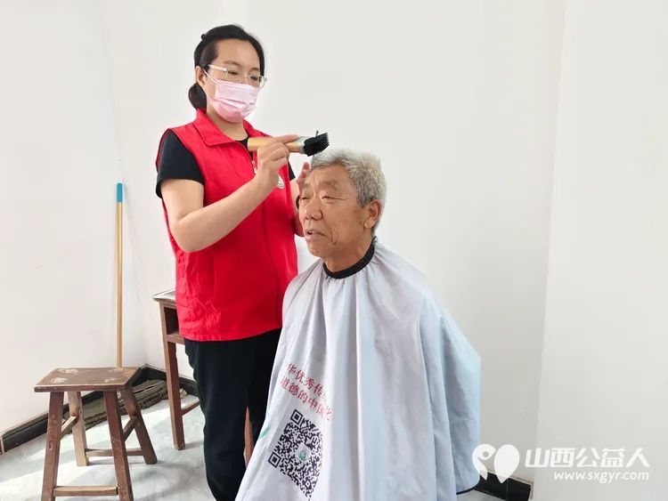 介休市敬老协会在龙凤镇西宋壁村开展“走乡村送温暖公益活动”,此次活动旨在关爱乡村老人 - 第10张 - 山西公益人 介休市敬老协会在龙凤镇西宋壁村开展“走乡村送温暖公益活动”,此次活动旨在关爱乡村老人 - 第10张
