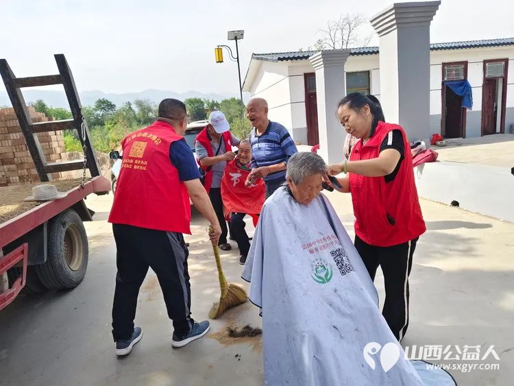介休市敬老协会在龙凤镇西宋壁村开展“走乡村送温暖公益活动”,此次活动旨在关爱乡村老人 - 第7张 - 山西公益人 介休市敬老协会在龙凤镇西宋壁村开展“走乡村送温暖公益活动”,此次活动旨在关爱乡村老人 - 第7张
