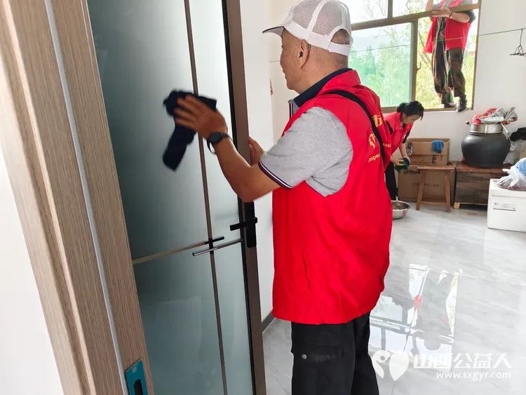 介休市敬老协会在龙凤镇西宋壁村入户82岁特困老人侯永禄家中为老人理发料理家务包香味可口的饺子 - 第6张 - 山西公益人 介休市敬老协会在龙凤镇西宋壁村入户82岁特困老人侯永禄家中为老人理发料理家务包香味可口的饺子 - 第6张