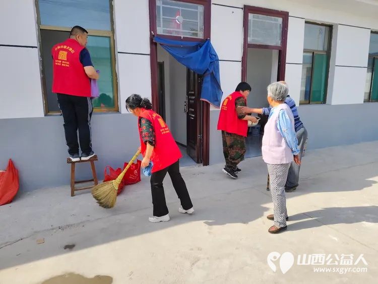 介休市敬老协会在龙凤镇西宋壁村入户82岁特困老人侯永禄家中为老人理发料理家务包香味可口的饺子 - 第10张 - 山西公益人 介休市敬老协会在龙凤镇西宋壁村入户82岁特困老人侯永禄家中为老人理发料理家务包香味可口的饺子 - 第10张