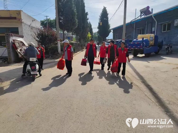 介休市敬老协会在龙凤镇西宋壁村入户82岁特困老人侯永禄家中为老人理发料理家务包香味可口的饺子 - 第2张 - 山西公益人 介休市敬老协会在龙凤镇西宋壁村入户82岁特困老人侯永禄家中为老人理发料理家务包香味可口的饺子 - 第2张