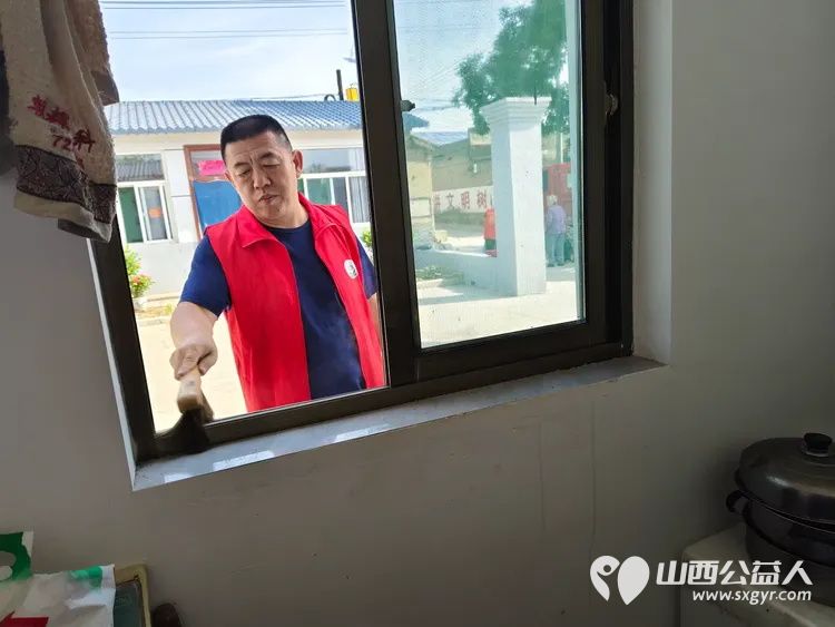 介休市敬老协会在龙凤镇西宋壁村入户82岁特困老人侯永禄家中为老人理发料理家务包香味可口的饺子 - 第5张 - 山西公益人 介休市敬老协会在龙凤镇西宋壁村入户82岁特困老人侯永禄家中为老人理发料理家务包香味可口的饺子 - 第5张