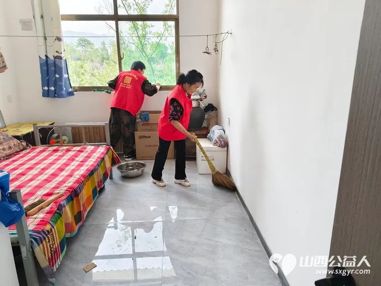 介休市敬老协会在龙凤镇西宋壁村入户82岁特困老人侯永禄家中为老人理发料理家务包香味可口的饺子 - 第9张 - 山西公益人 介休市敬老协会在龙凤镇西宋壁村入户82岁特困老人侯永禄家中为老人理发料理家务包香味可口的饺子 - 第9张