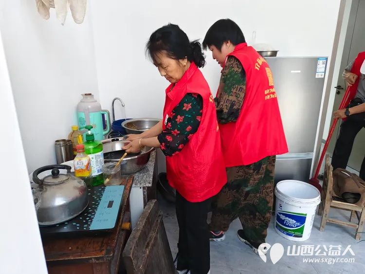 介休市敬老协会在龙凤镇西宋壁村入户82岁特困老人侯永禄家中为老人理发料理家务包香味可口的饺子 - 第8张 - 山西公益人 介休市敬老协会在龙凤镇西宋壁村入户82岁特困老人侯永禄家中为老人理发料理家务包香味可口的饺子 - 第8张