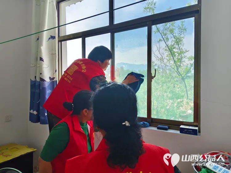 介休市敬老协会在龙凤镇西宋壁村入户82岁特困老人侯永禄家中为老人理发料理家务包香味可口的饺子 - 第3张 - 山西公益人 介休市敬老协会在龙凤镇西宋壁村入户82岁特困老人侯永禄家中为老人理发料理家务包香味可口的饺子 - 第3张