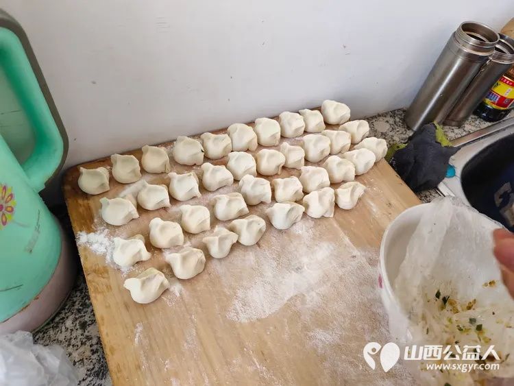 介休市敬老协会在龙凤镇西宋壁村入户82岁特困老人侯永禄家中为老人理发料理家务包香味可口的饺子 - 第13张 - 山西公益人 介休市敬老协会在龙凤镇西宋壁村入户82岁特困老人侯永禄家中为老人理发料理家务包香味可口的饺子 - 第13张