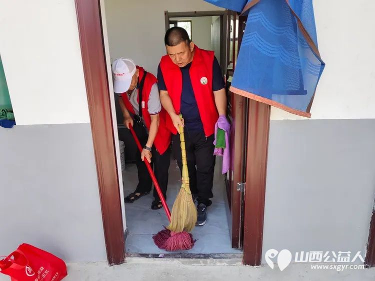 介休市敬老协会在龙凤镇西宋壁村入户82岁特困老人侯永禄家中为老人理发料理家务包香味可口的饺子 - 第7张 - 山西公益人 介休市敬老协会在龙凤镇西宋壁村入户82岁特困老人侯永禄家中为老人理发料理家务包香味可口的饺子 - 第7张