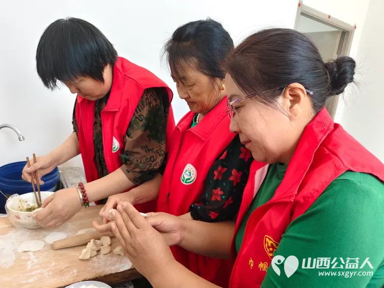 介休市敬老协会在龙凤镇西宋壁村入户82岁特困老人侯永禄家中为老人理发料理家务包香味可口的饺子 - 第12张 - 山西公益人 介休市敬老协会在龙凤镇西宋壁村入户82岁特困老人侯永禄家中为老人理发料理家务包香味可口的饺子 - 第12张