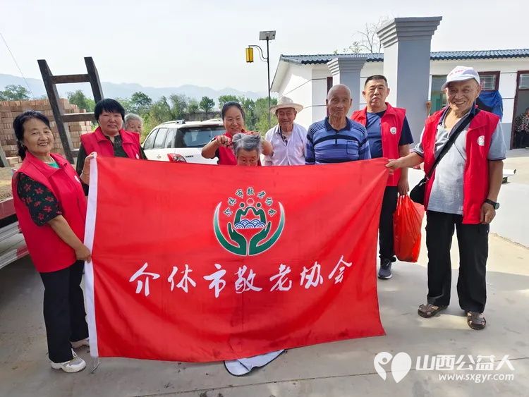 介休市敬老协会在龙凤镇西宋壁村入户82岁特困老人侯永禄家中为老人理发料理家务包香味可口的饺子 - 第1张 - 山西公益人 介休市敬老协会在龙凤镇西宋壁村入户82岁特困老人侯永禄家中为老人理发料理家务包香味可口的饺子 - 第1张