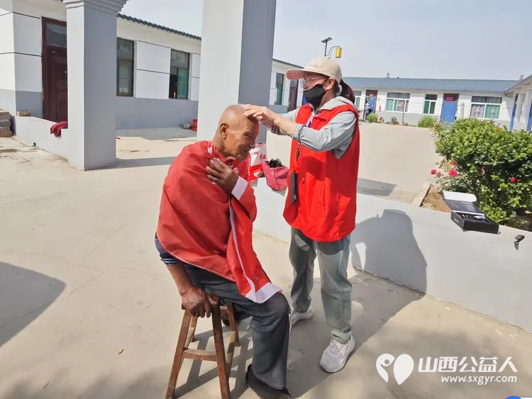 介休市敬老协会在龙凤镇西宋壁村入户82岁特困老人侯永禄家中为老人理发料理家务包香味可口的饺子 - 第11张 - 山西公益人 介休市敬老协会在龙凤镇西宋壁村入户82岁特困老人侯永禄家中为老人理发料理家务包香味可口的饺子 - 第11张