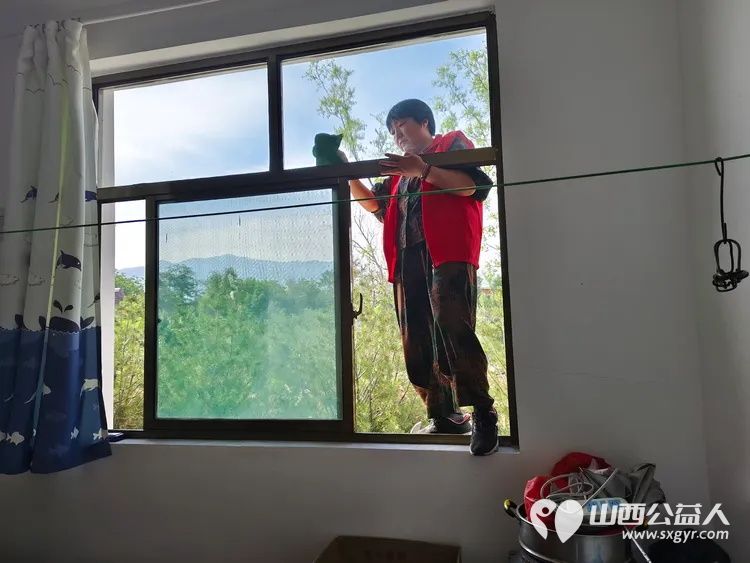 介休市敬老协会在龙凤镇西宋壁村入户82岁特困老人侯永禄家中为老人理发料理家务包香味可口的饺子 - 第4张 - 山西公益人 介休市敬老协会在龙凤镇西宋壁村入户82岁特困老人侯永禄家中为老人理发料理家务包香味可口的饺子 - 第4张