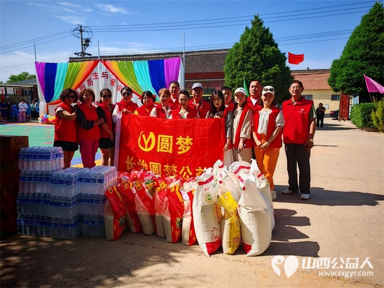 在六一儿童节来临之际长治圆梦公益在黎城特校开展欢庆六一·关爱残疾儿童活动为孩子发放节日礼品 - 第3张